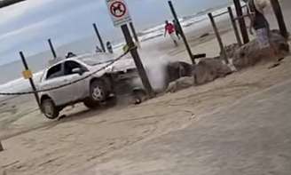 Um casal entrou de carro em uma praia de Peruíbe, no litoral de São Paulo, e o veículo foi alvo de diversas pedradas antes de colidir ao tentar, segundo testemunhas, atropelar o autor das agressões