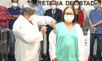 Marineide Rodrigues Gouveia Ferreira, de 60 anos, foi a primeira a receber a vacina contra a covid-19 na Paraíba