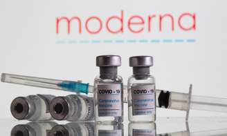 Frascos rotulados como de vacinas contra Covid-19 em frente ao logo da Moderna em foto de ilustração
09/02/2021 REUTERS/Dado Ruvic