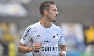 Jean Mota fez um pênalti e foi expulso na derrota do Santos diante do América-MG (Foto: Ivan Storti / Santos FC)