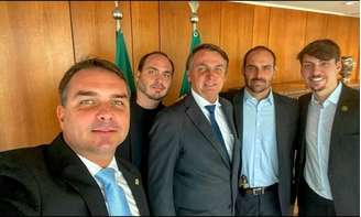 O presidente Jair Bolsonaro com os filhos, Flávio, Carlos, Eduardo e Renan