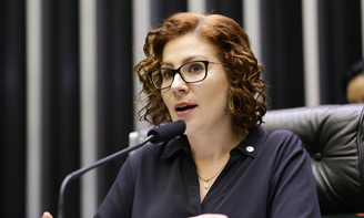 Carla Zambelli é alvo de operação da PF