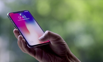 O iPhone X (pronuncia-se "iPhone Ten") foi o primeiro a apresentar uma tela OLED e o botão de início foi removido, dando lugar a uma tela quase sem bordas com reconhecimento facial avançado, conhecido como Face ID, para desbloqueio e autenticação.