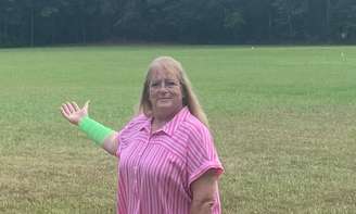 Mulher é atacada por cobra e falcão enquanto cortava grama nos EUA