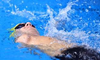 Bruno Becker nadando de costas no CT Paralímpico