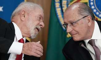 À esquerda, o presidente da República Luiz Inácio Lula da Silva, à direita, o vice-presidente da República Geraldo Alckmin