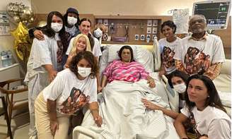 Preta Gil cercada de parentes e amigos no quarto do Sírio-Libanês