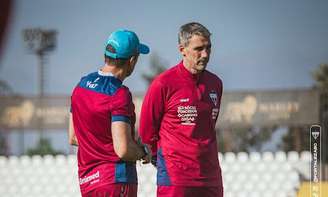 Vojvoda treina a equipe para enfrentar o Palmeiras, neste domingo (20). (