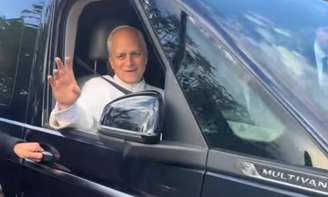 Leão XIV usou uma van em uma das primeiras saídas do Vaticano após ser eleito papa