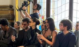 Breno Ferreira, Kléber Toledo, Camila Queiroz, Brina Marquezine e João Figueiredo na primeira fila do desfile