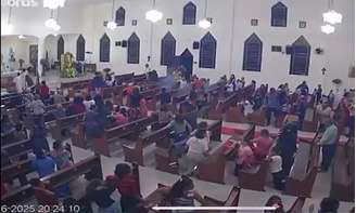 Rojão estorou próximo a algumas pessoas que estavam sentadas dentro da igreja