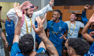 Jogadores do Al-Hilal celebram com presidente após eliminarem o Manchester City
