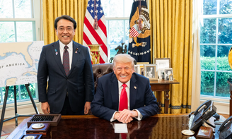 Trump se reuniu com o ministro japonês Ryosei Akazawa no Salão Oval da Casa Branca