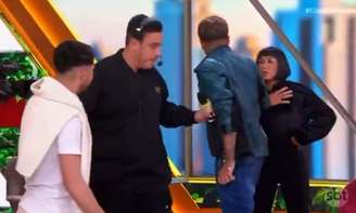 Homem foi escoltado para fora imediatamente