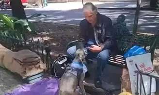 Alejandro Landero na praça onde passa os dias, acompanhado de animais de estimação