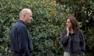 Novo filme do diretor norueguês mergulha nas complexas relações familiares através das lentes do cinema, com atuações marcantes de Reinsve e Skarsgård