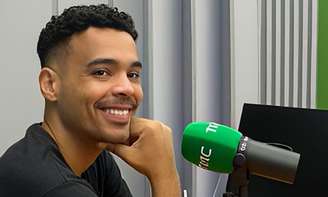 Diego Sarza no estúdio da TMC: rádio gera manchetes pelo início com mudanças no time de apresentadores