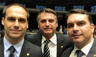 Eduardo, Jair e Flávio Bolsonaro em foto juntos