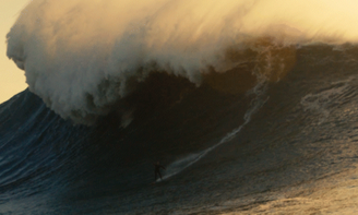 Britânica surfa onda gigante em Nazaré e pode superar recorde de brasileira