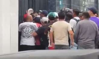 Torcedores protestam na concentração do Alianza Lima após escândalo sexual 