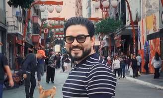 O apresentador do reality, Yudi Tamashiro, em gravação no bairro oriental de São Paulo, a Liberdade