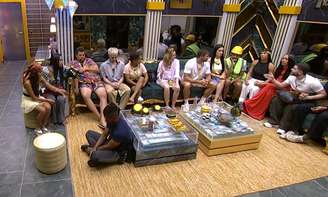 Participantes do BBB 26 durante a formação do Paredão de hoje, 15 de fevereiro.