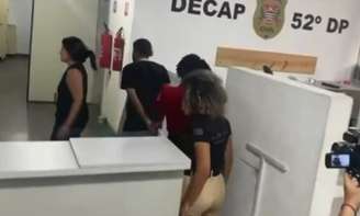 Cozinheiro investigado pelo crime de estupro de vulnerável contra duas colegas de trabalho foi preso nesta quinta e levado para delegacia