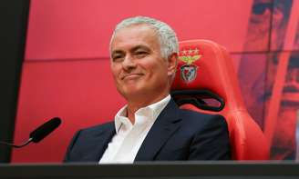 Mourinho dando sua coletiva de imprensa em sua chegada ao Benfica 