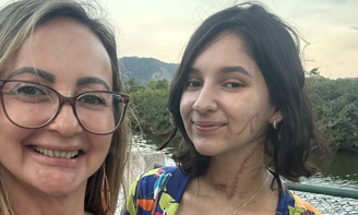 Jade Anísio ao lado da filha, Alana Rosa, vítima de uma tentativa de feminicídio em fevereiro