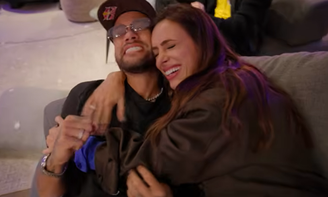 Neymar abraça a esposa, Bruna Biancardi