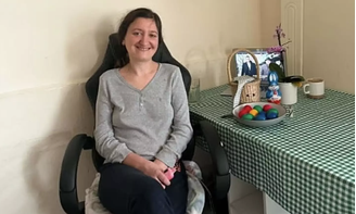 A romena Alexandra Apalaghiei, de 35 anos, está perdendo gradualmente a capacidade de andar e falar após ser diagnosticada com esclerose lateral amiotrófica (ELA)