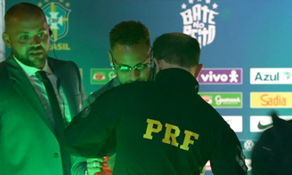 Agente da PRF pede autógrafo de Neymar durante embarque da Seleção para a Copa
