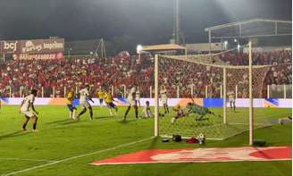 Vila consegue importante vitória para chegar à liderança da Série B –