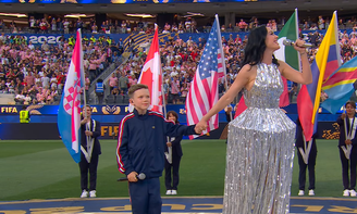 Katy Perry e Tius Luka se apresentam na abertura da Copa do Mundo no Los Angeles Stadium