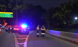 Um suspeito foi morto a tiros pela PM na Marginal Tietê; corpo esquartejado foi encontrado no local.