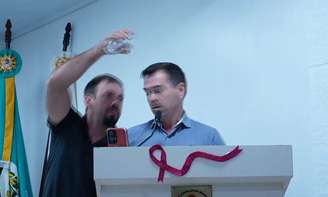 Vereadores trocam socos em sessão em Câmara Municipal de Campos Borges (RS)