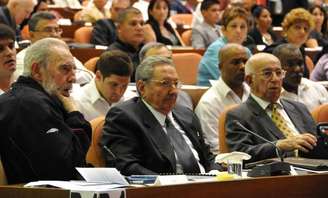 Ex-líder cubano Fidel Castro (E) participa de sessão de abertura da Assembleia Nacional do Poder Popular com seu irmão Raúl (C) em Havana, Cuba. Fidel Castro, que governou o país por 49 anos, reapareceu no domingo na sessão de abertura da Assembleia Nacional, depois de se ausentar repetidamente devido a uma doença grave que sofreu em 2006. 24/02/2013