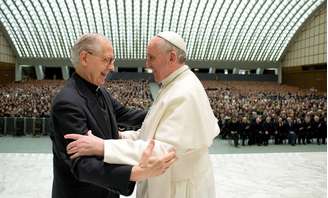 <p>Papa Francisco cumprimenta o líder jesuíta Rev. Adolfo Nicolas durante uma audiência com estudantes da Universidade Gregoriana, na Sala Paulo VI, no Vaticano, quinta-feira, 10 de abril</p>