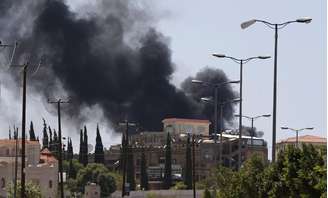 <p>Fumaça sobe de uma área onde rebeldes xiitas lutam contra as forças do governo em Sanaa, em 21 de setembro </p>