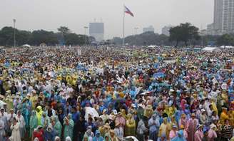 Católicos assistem a missa do Papa Francisco no Rizal Park, em Manila, Filipinas, neste domingo, 18 de janeiro