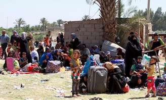 Várias pessoas deslocadas fugindo da violência em Ramadi chegam aos arredores de Bagdá, no Iraque, no domingo. 17/05/2015