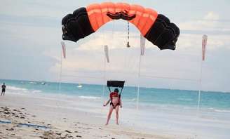 Skydiver nu controla seu paraquedas após saltar de avião a cerca de 6.800 metros acima da praia de Diani, no Quênia 6/07/ 2017. REUTERS/Joseph Okanga 