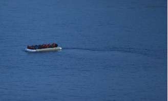 Fugindo de más condições de vida, imigrantes enfrentam viagens em embarcações precárias