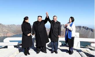 Presidente da Coreia do Sul, Moon Jae-in, e líder norte-coreano, Kim Jong Un, posam para fotos ao lado das esposas na Montanha Paektu 20/09/2018 Pyeongyang Press Corps/Pool via Reuters