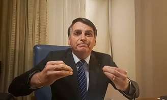 O presidente Jair Bolsonaro, durante transmissão nas redes sociais