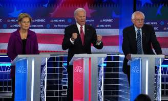 Pré-candidatos presidenciais dos EUA Elizabeth Warren, Joe Biden e Bernie Sanders durante debate 
20/11/2019
REUTERS/Brendan McDermid