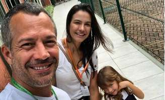 Malvino Salvador e Kyra Gracie ao lado de uma das filhas do casal.