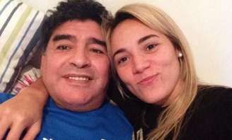 Maradona e sua última namorada, Rocío: a morte dele não cessou polêmicas do antigo casal