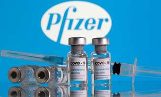 Frascos de vacina contra a Covid-19 em frente ao logo da Pfizer 
09/02/2021
REUTERS/Dado Ruvic/Ilustração