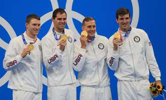 Liderada por Dressel, a equipe dos EUA exibe a medalha de ouro conquistada na prova do revezamento 4x100m medley